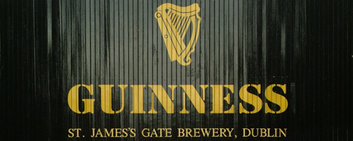 Logo arpa dorada y el Día de San Patricio en Irlanda